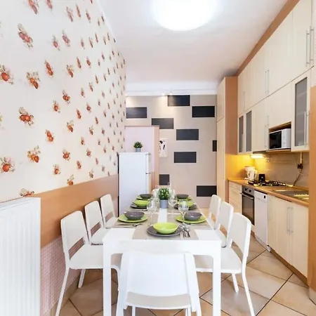 Spacious And Comfy Very Apartman *