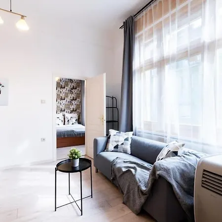 Spacious And Comfy Very Apartman